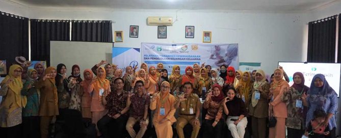 Entrepreneurship and Family Finance Training Supports Carenang Microenterprises gallery image 2