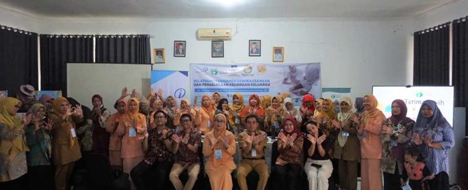 Entrepreneurship and Family Finance Training Supports Carenang Microenterprises gallery image 1