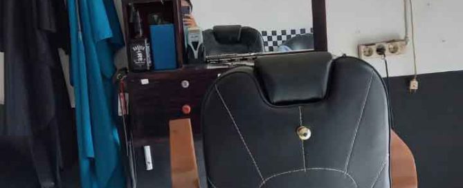 Ageng Patmoko using his professional barbering skills