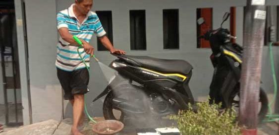 Dapik developing his vehicle-washing skills