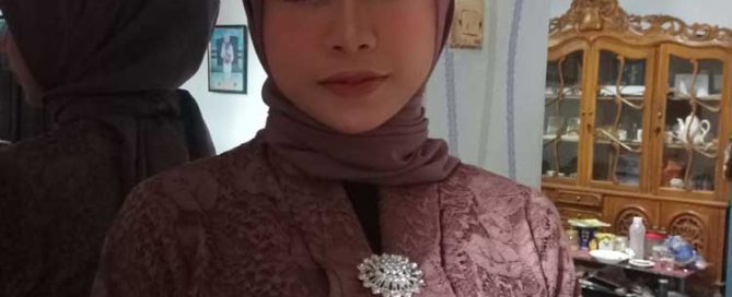 Ayu Ihwana serving a beauty customer