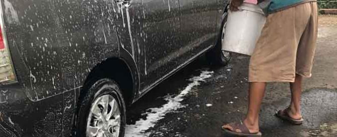 Vehicle-washing service at Griya Abhiparaya in Malang