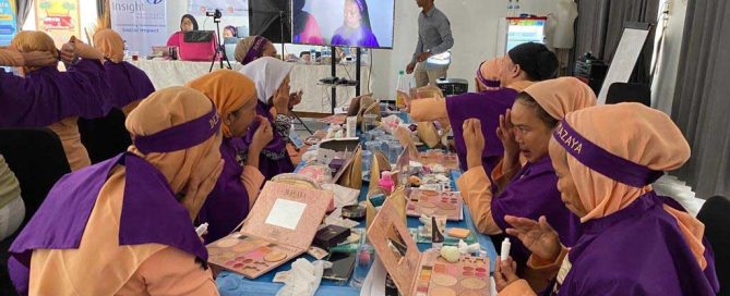 Hands-on makeup training for women and young women in Carenang