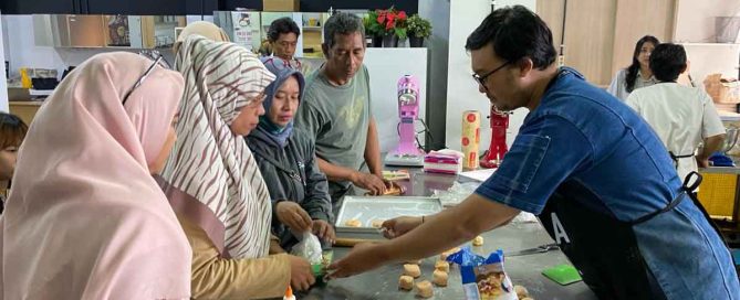 Inclusive baking demonstration for YIIM food-business alumni