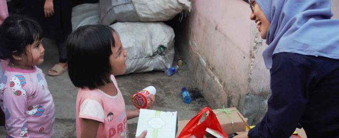 Gempita Ramadan assistance for waste-picker families in Pinang Ranti