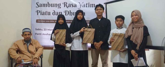 Scholarship students delivering Ramadan assistance at Graha Yatim Yogyakarta