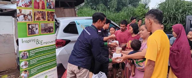 Ramadan food distribution and free haircuts in Pondok Pinang