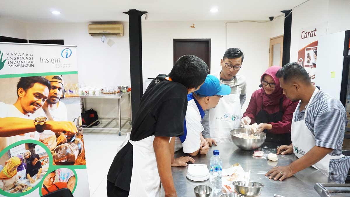 Chef-Eka-sedang-mengajarkan-para-peserta-pelatihan-baking-class-batch-I.jpg Pelatihan Usaha Mie Ayam bagi Masyarakat Prasejahtera dan Klien Pemasyarakatan