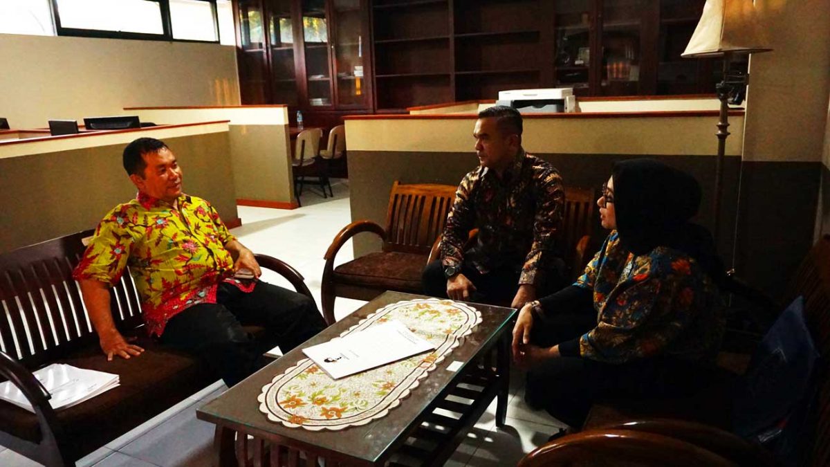 Diskusi-terkait-beasiswa-antara-perwakilan-YIIM-dan-Rektor-UNIBA-1200×675-1.jpg PROGRAM PEMBERIAN BEASISWA, tanggal 13 September 2019