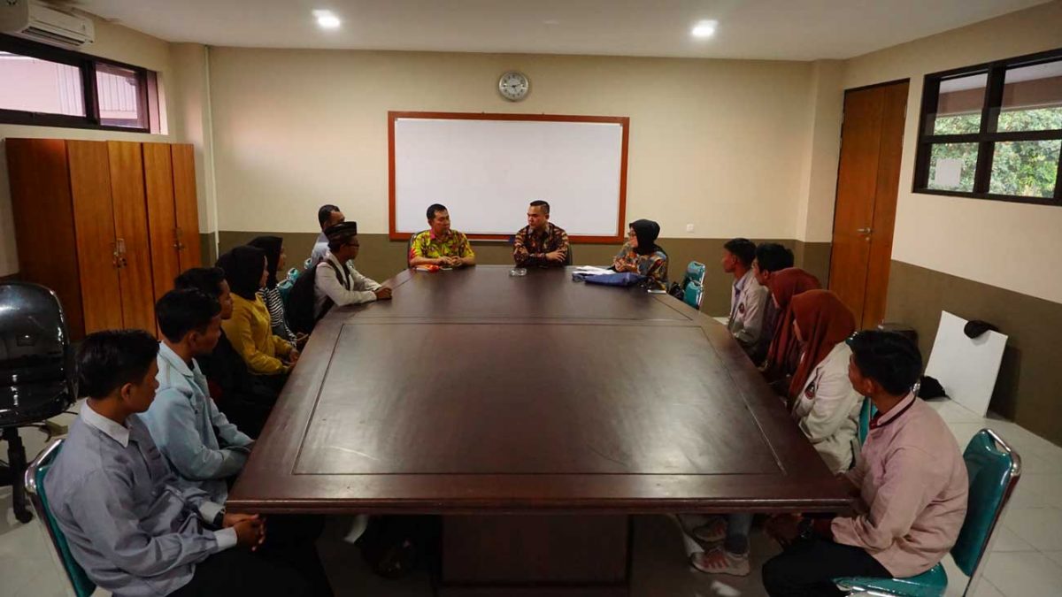 Diskusi-tertutup-Perwakilan-YIIM-dan-Rektor-serta-mahasiswa-penerima-beasiswa-1200×675-1.jpg PROGRAM PEMBERIAN BEASISWA, tanggal 13 September 2019