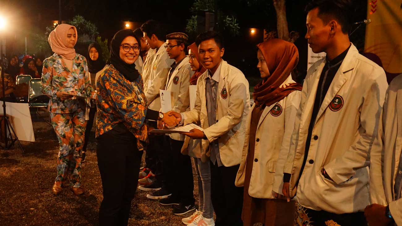 Penyerahan-sertifikat-beasiswa-pada-mahasiswa-tahun-2019.jpg PROGRAM PEMBERIAN BEASISWA, tanggal 13 September 2019