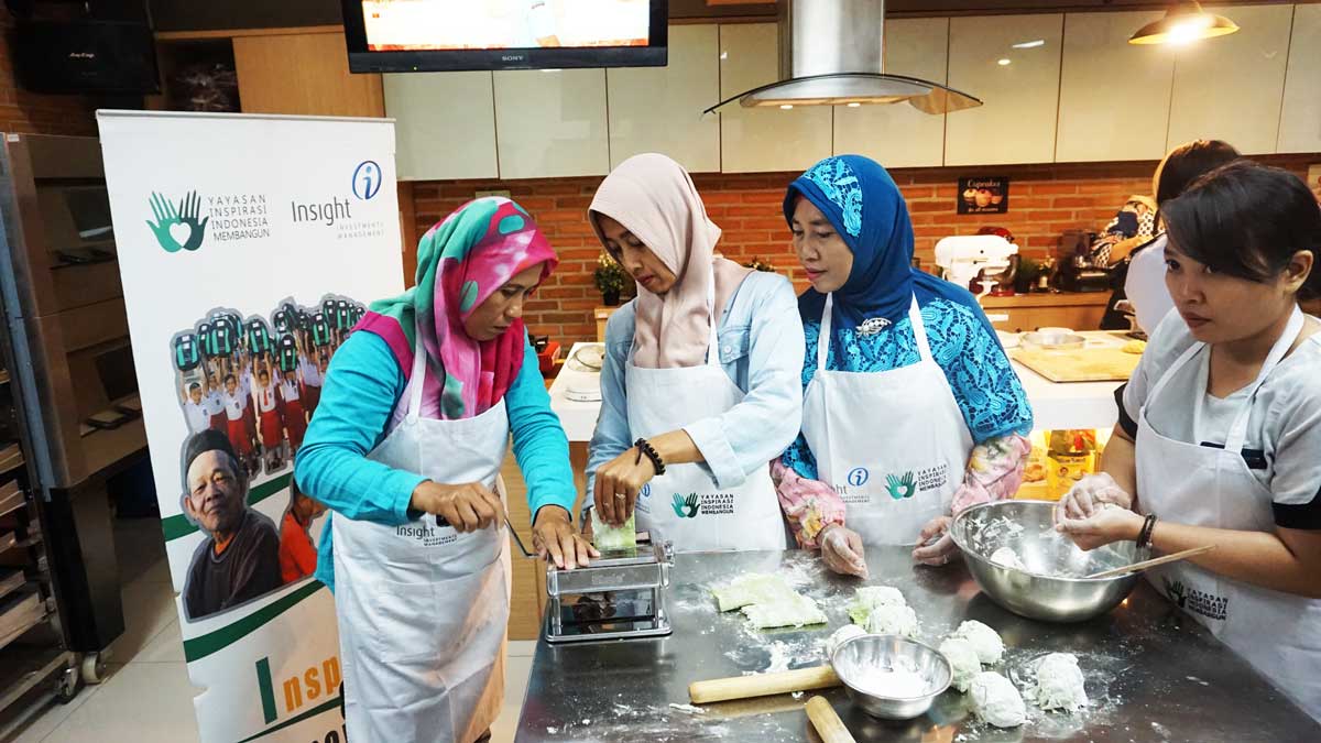 Peserta-dibagi-dalam-beberapa-kelompok-untuk-membuat-mie-ayam-mulai-dari-bahan-mentah-hingga-jadi.jpg Pelatihan Usaha Mie Ayam bagi Masyarakat Prasejahtera dan Klien Pemasyarakatan