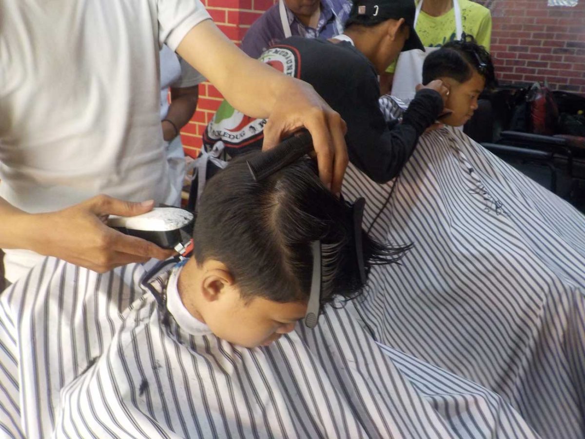 Peserta-mulai-praktek-pangkas-rambut-kepada-model-1200×900-1.jpg Pelatihan Barbershop Batch 2 YIIM