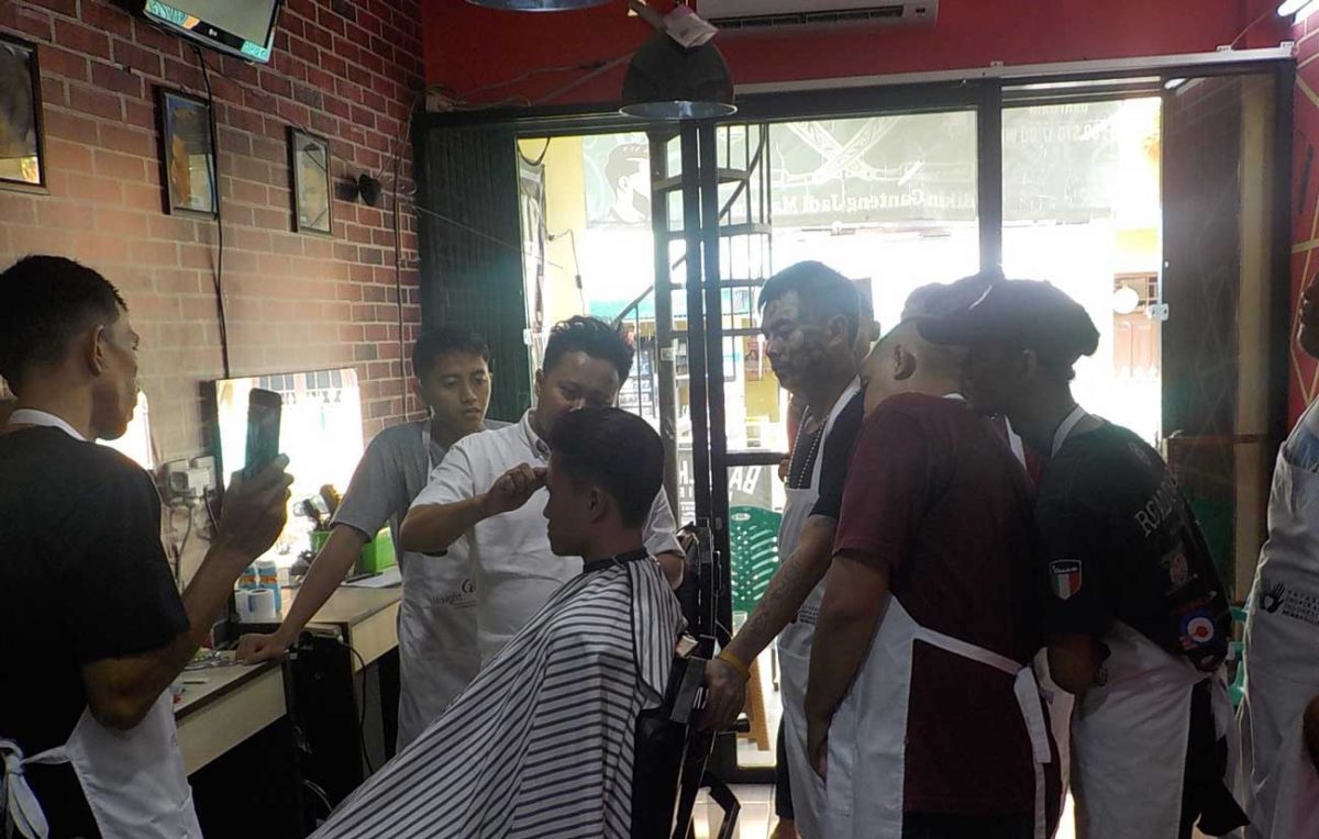 Peserta-serius-mengamati-cara-trainer-memangkas-rambut-model-pelatihan-1200×764-1.jpg Pelatihan Barbershop Batch 2 YIIM