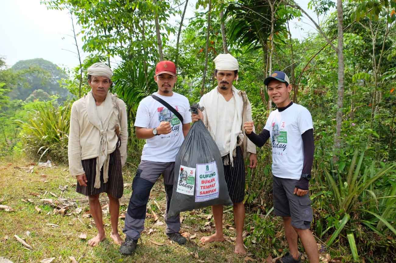 Bakti Budaya Baduy – Aksi Pungut Sampah oleh Relawan dan Komunitas Bakti Budaya Baduy - Aksi Pungut Sampah oleh Relawan dan Komunitas