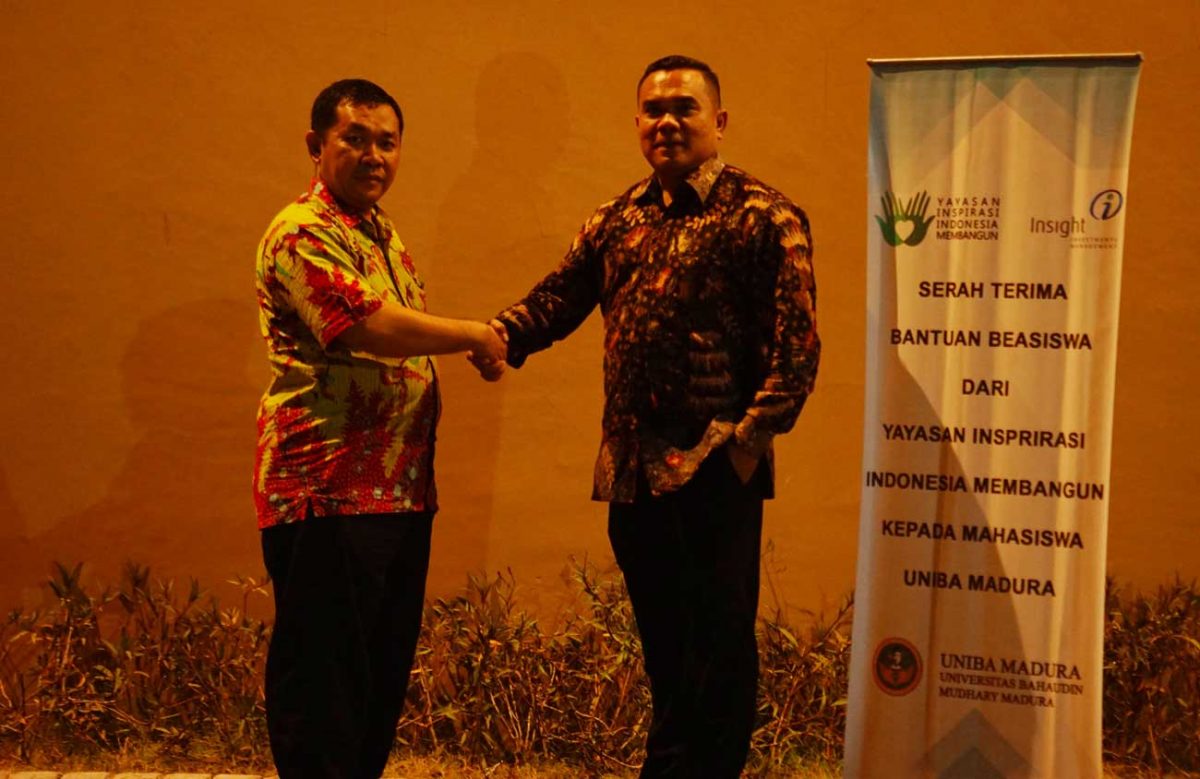 Serah-terima-oleh-Pengawas-YIIM-bapak-Budi-Cahaya-dan-rektor-UNIBA-1200×779-1.jpg PROGRAM PEMBERIAN BEASISWA, tanggal 13 September 2019