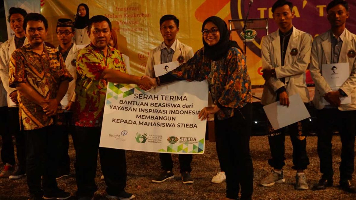 Serah-terima-secara-simbolik-Rektor-UNIBA-dan-Perwakilan-YIIM-1200×675-2.jpg PROGRAM PEMBERIAN BEASISWA, tanggal 13 September 2019