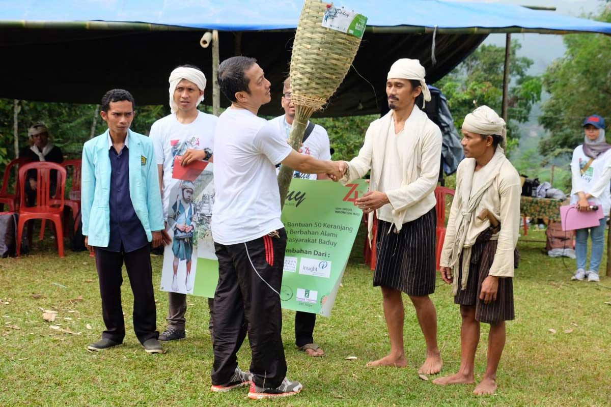 Semangat Kebangsaan Dalam Bakti Budaya Baduy - Penyerahan Simbolis Keranjang Sampah
