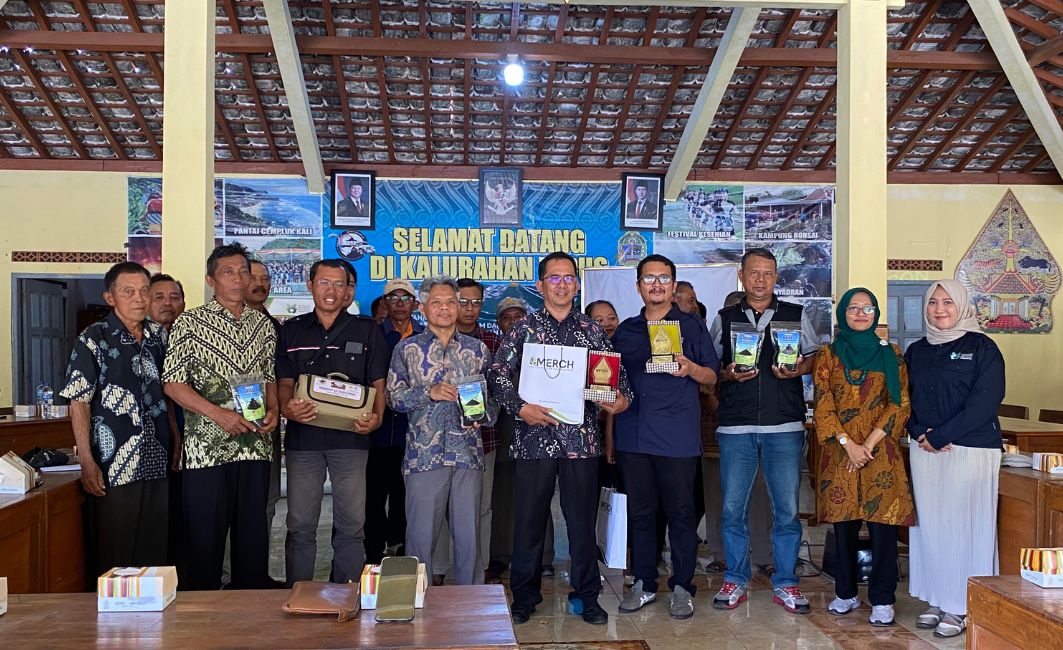 Foto bersama peserta pelatihan kapasitas usaha di Kalurahan Tepus bersama mitra YIIM memegang produk biochar