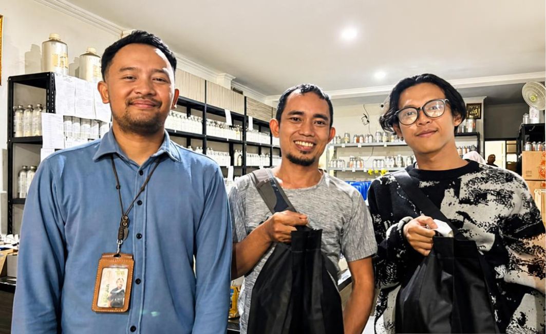 Peserta wirausaha parfum tersenyum menerima paket bantuan modal usaha didampingi tim pendamping program