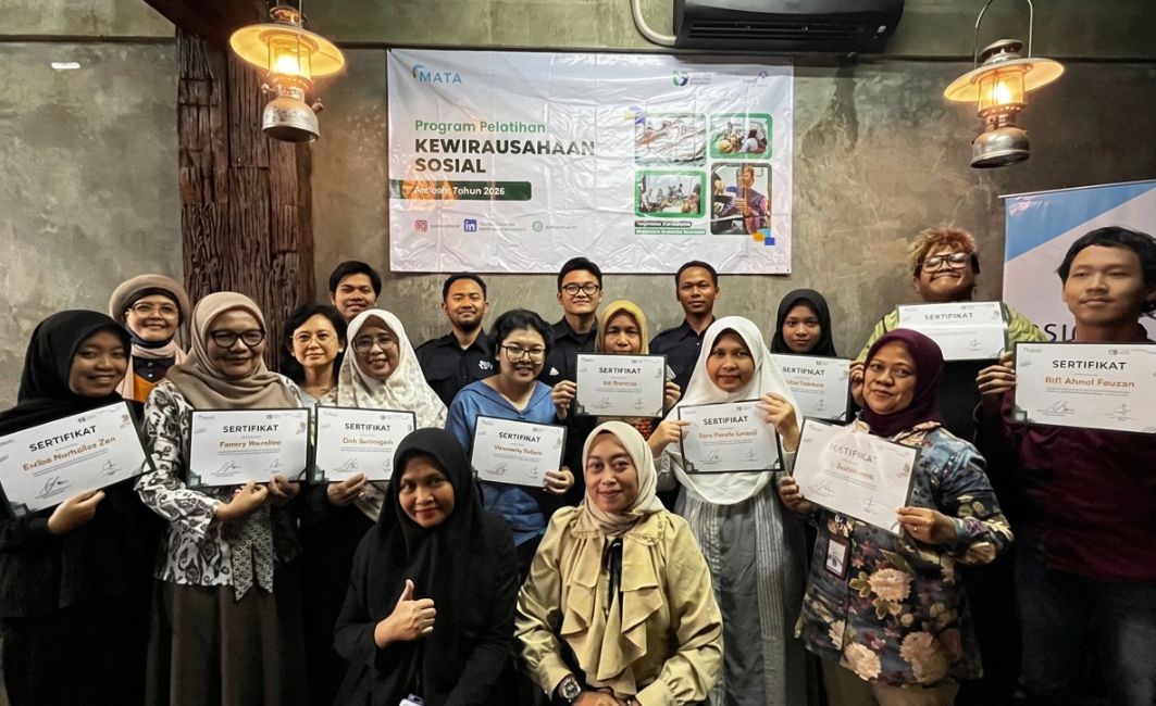 Peserta pelatihan wirausaha parfum YIIM memegang sertifikat kelulusan didampingi pengurus dan instruktur