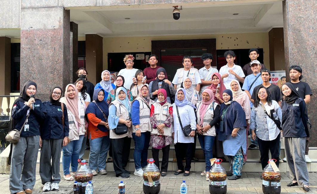 Sinergi Pemuda dan Kader Lingkungan Menghasilkan Olahan Eco Enzyme Foto bersama kader Karang Taruna dan warga membawa hasil praktik eco enzyme