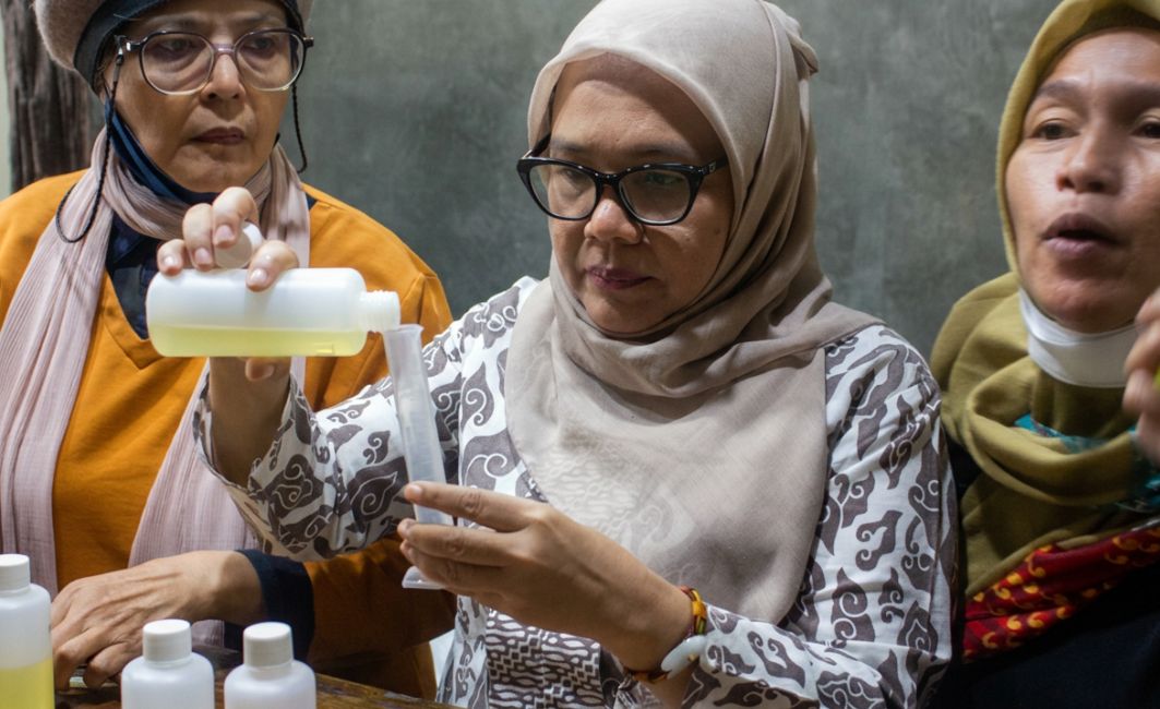 Praktik Pencampuran Formula Konsentrat Parfum Peserta pelatihan mengukur dan mencampur bibit wewangian ke dalam gelas takar