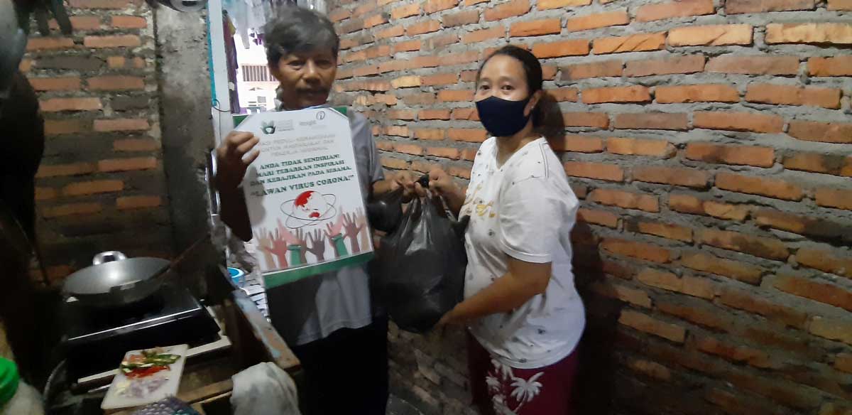 20200414_072204.jpg Peduli Garis Depan dan Pekerja Rentan: YIIM dan INSIGHT Salurkan Bantuan Masker, Kaos Relawan PMI, serta Sembako di Jakarta dan Depok