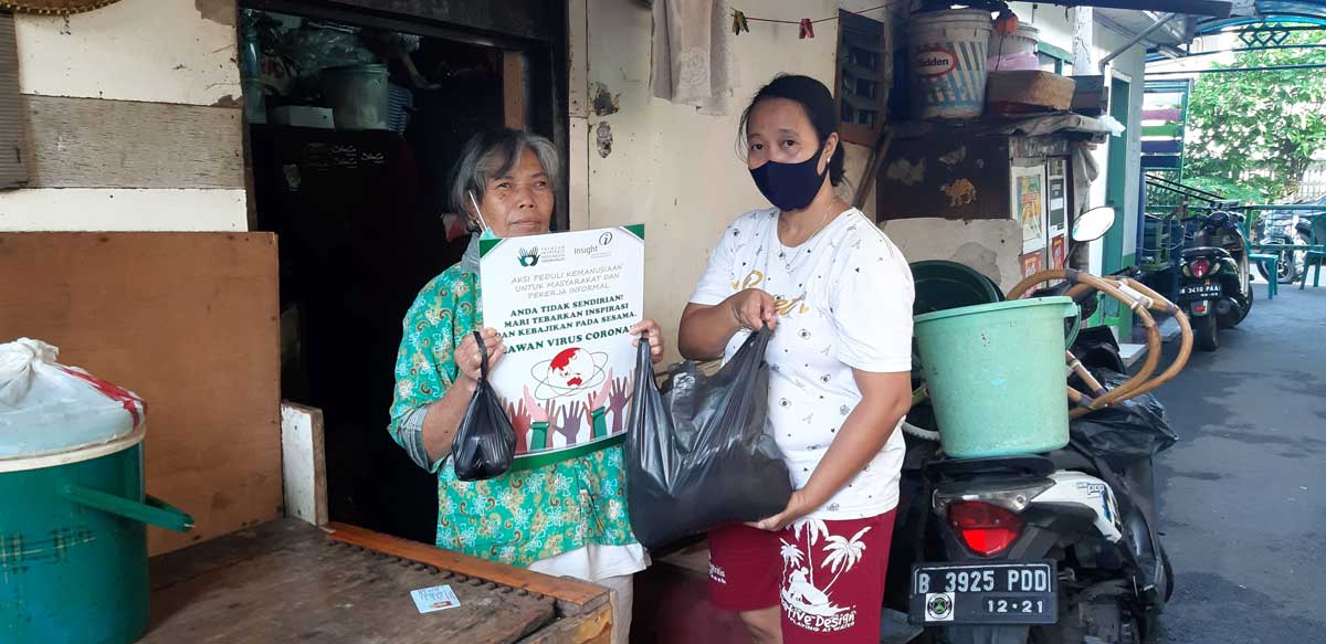 Peduli Garis Depan dan Pekerja Rentan: YIIM dan INSIGHT Salurkan Bantuan Masker, Kaos Relawan PMI, serta Sembako di Jakarta dan Depok