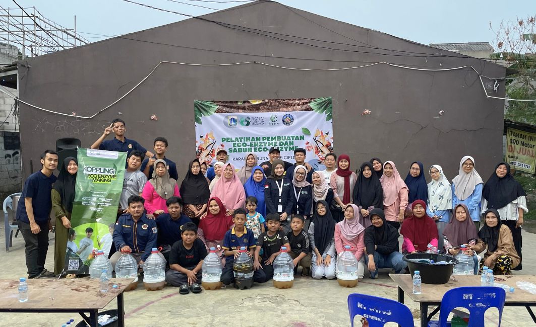 Pelatihan Pembuatan Eco Enzyme Karang Taruna Unit 05 Cipedak Warga dan pemuda Karang Taruna Cipedak berfoto di depan spanduk pelatihan eco enzyme