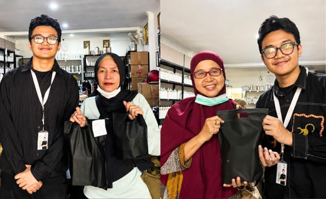 Dukungan Modal Bibit dan Botol Parfum untuk Kemandirian Usaha Penerima manfaat bantuan wirausaha parfum memegang bingkisan bahan baku wewangian