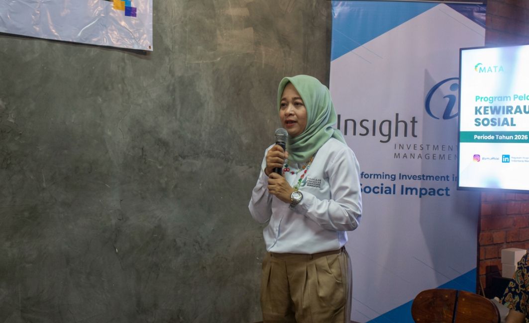 Sambutan Pembukaan oleh Pengurus YIIM Diantini Rahayu Pengurus YIIM Diantini Rahayu memberikan sambutan di depan peserta pelatihan kewirausahaan