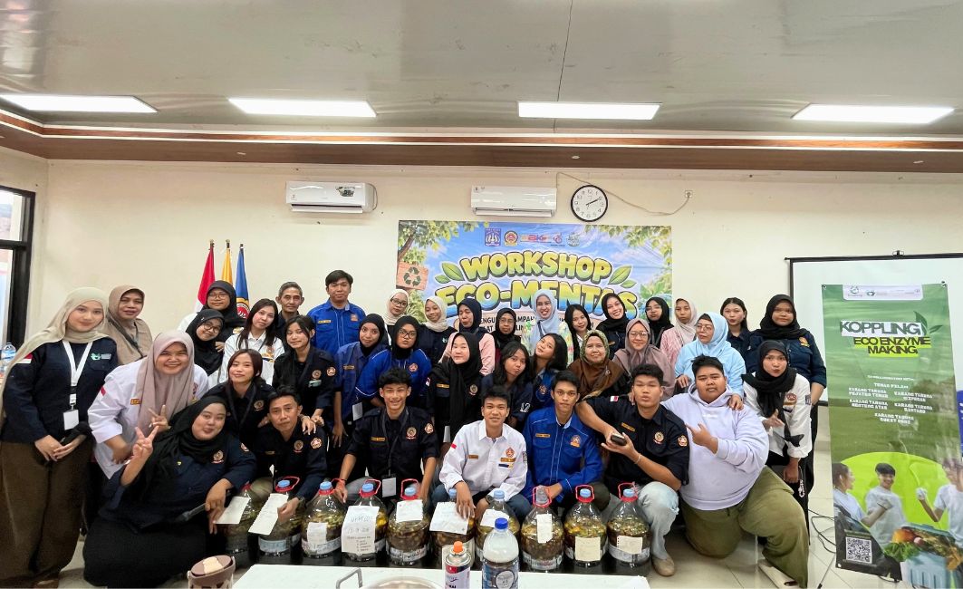 Workshop Eco-Mentas Karang Taruna Menteng Atas Peserta Workshop Eco-Mentas Karang Taruna Menteng Atas menunjukkan deretan galon fermentasi eco enzyme