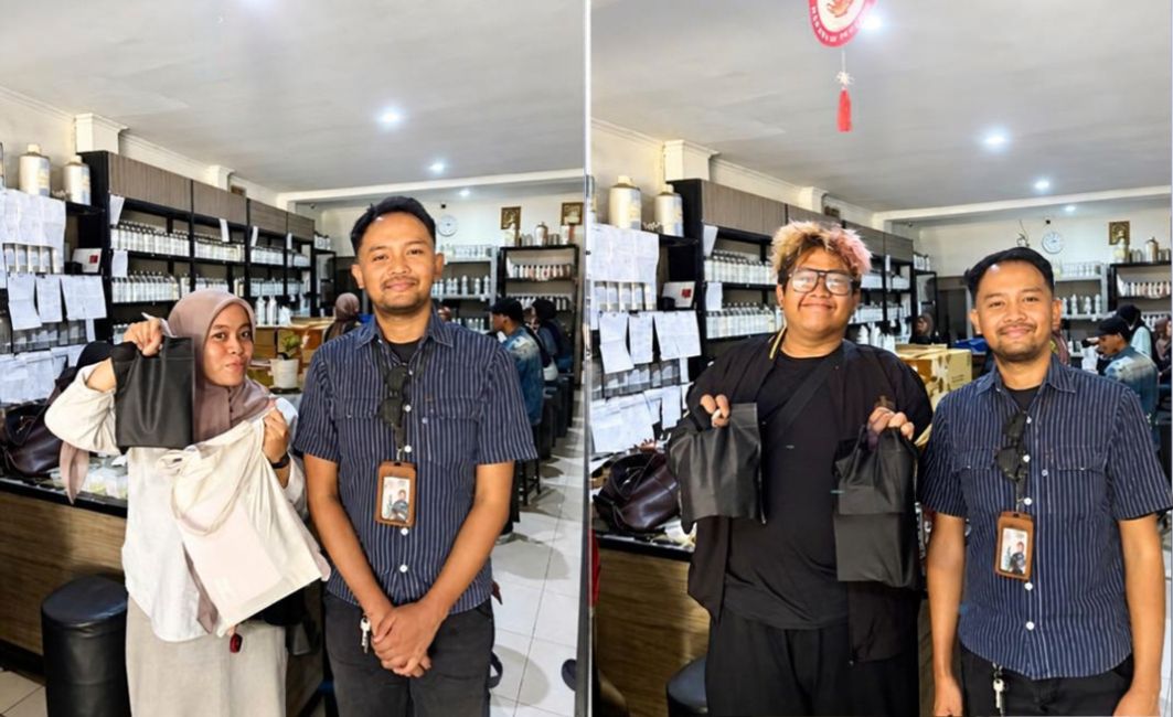 Pendampingan Pemilihan Varian Bibit Parfum di Toko Mitra Peserta dan tim pendamping berfoto bersama di toko Aneka Parfum dengan paket bahan baku