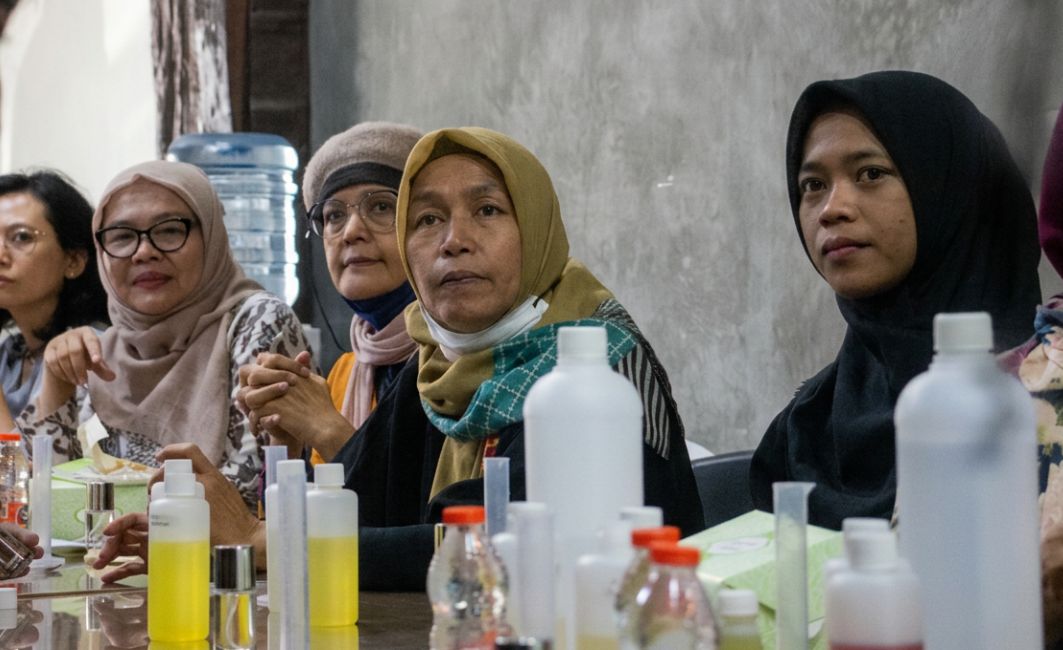 Peserta Menyimak Pemaparan Teori Komposisi Aroma Peserta pelatihan wirausaha parfum menyimak pemaparan materi dari instruktur