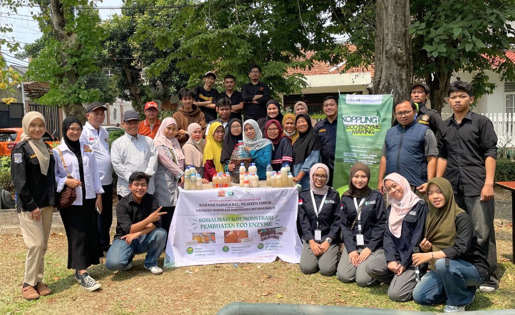 Karang Taruna Kelurahan Pejaten Timur bersama warga menampilkan produk eco enzyme dan sabun cuci tangan hasil olahan sampah organik