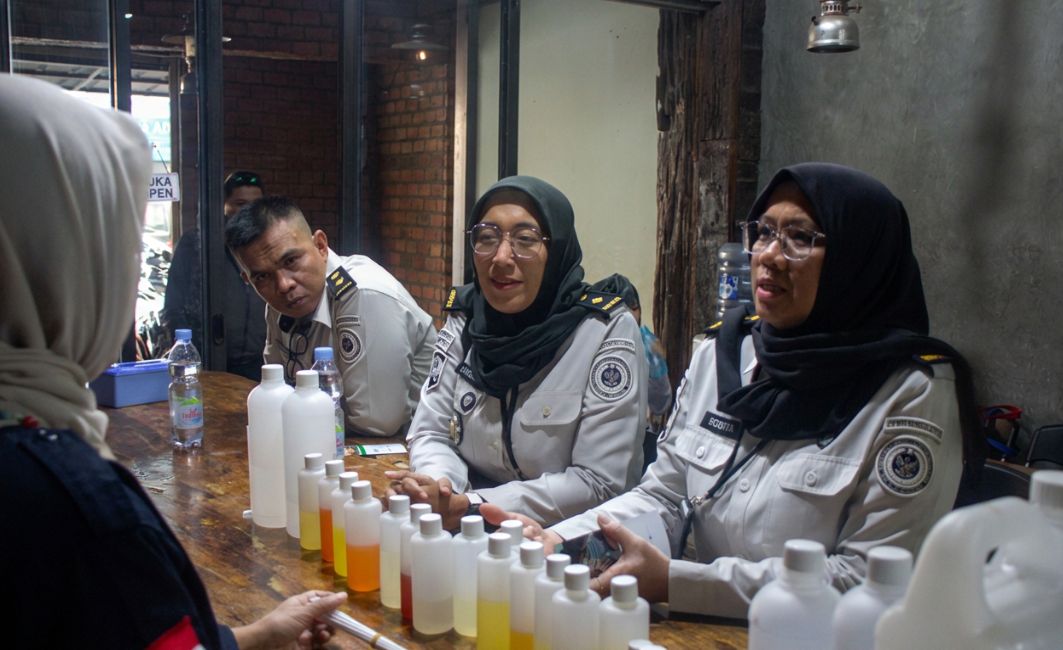 Kunjungan Perwakilan Bapas Kelas I Jakarta Pusat Aparatur Bapas Kelas I Jakarta Pusat berdiskusi dan mengamati produk pelatihan parfum