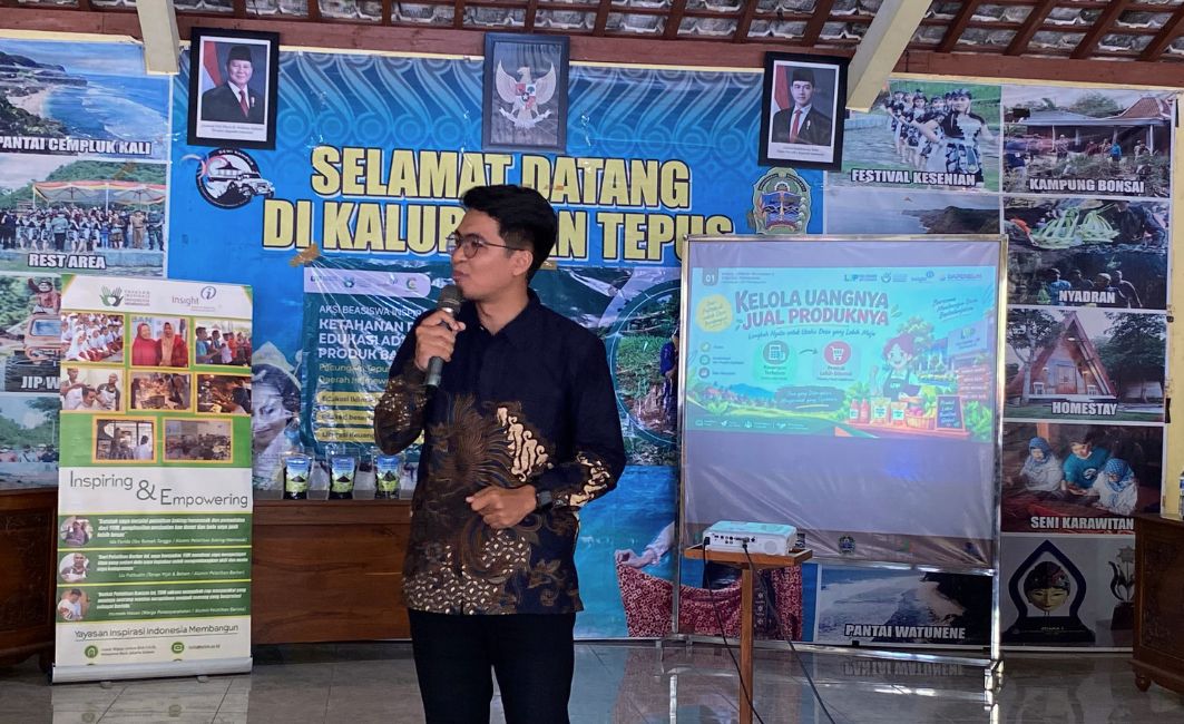 Pemaparan Materi Strategi Pemasaran dan Literasi Keuangan Instruktur memaparkan materi pemasaran produk dan pengelolaan keuangan di hadapan peserta di Balai Kalurahan Tepus