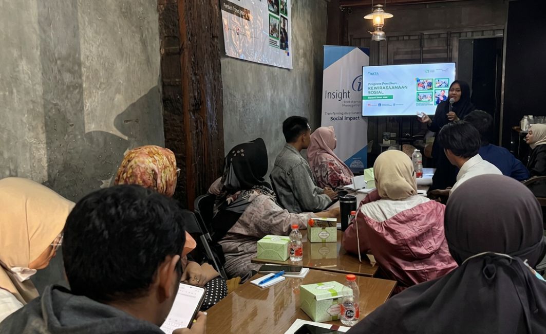 Pemaparan Materi Program Kewirausahaan Sosial MATA Instruktur menyampaikan materi manajemen bisnis parfum di hadapan para peserta