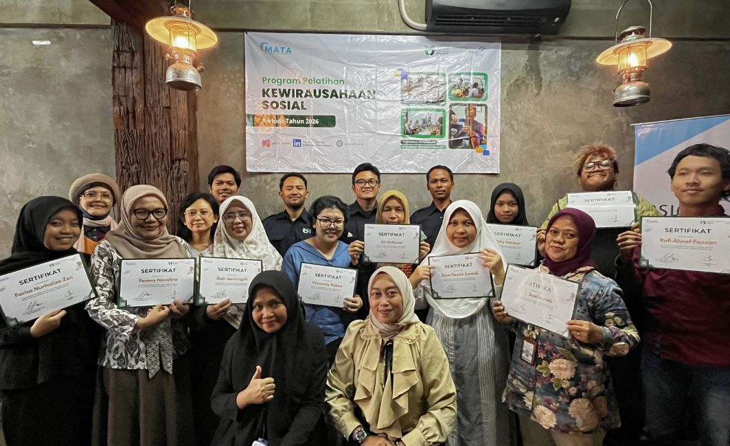 Foto Bersama Kelulusan Pelatihan Wirausaha Parfum Foto bersama peserta pelatihan wirausaha parfum YIIM dengan sertifikat kelulusan