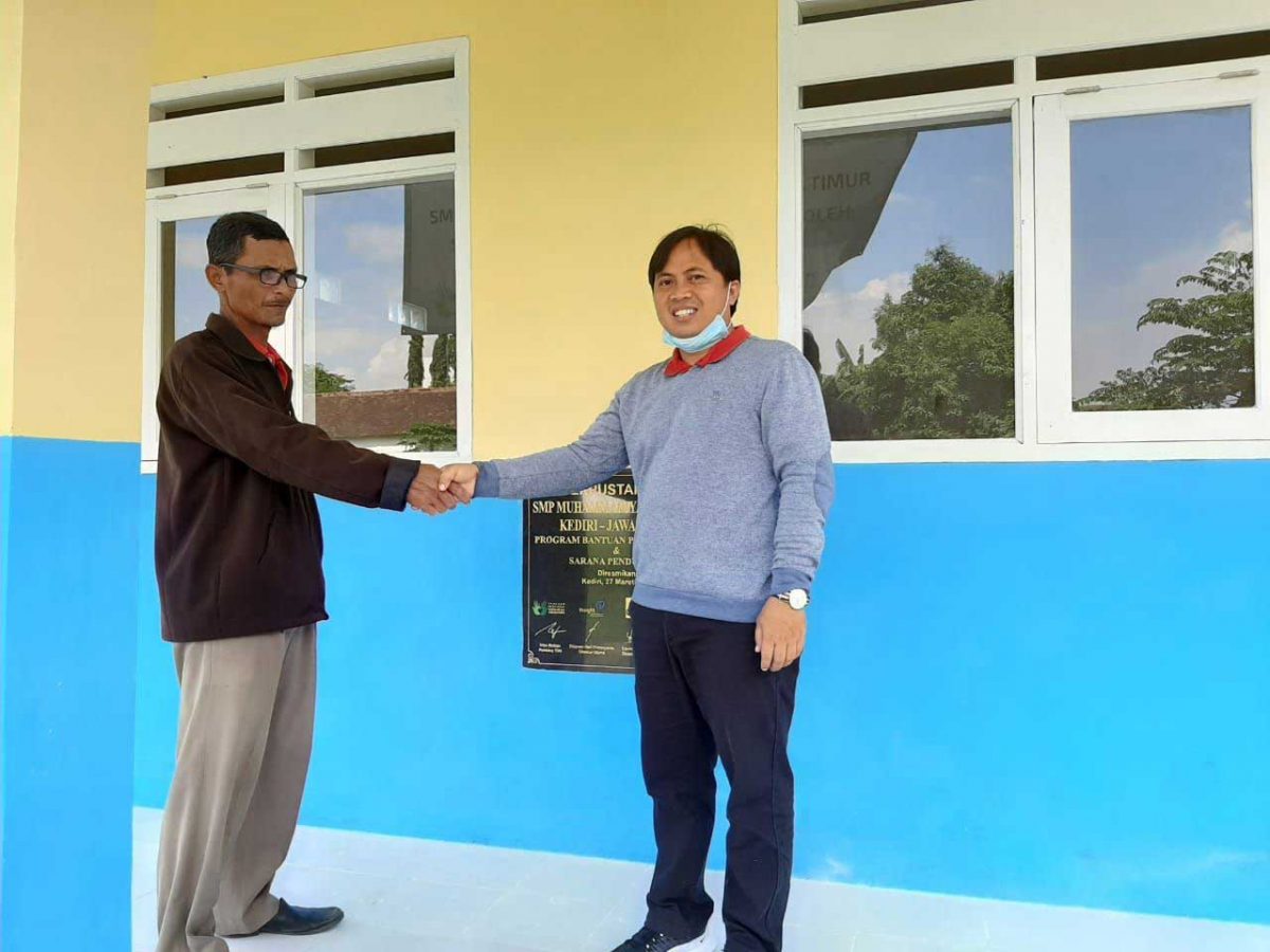 IMG-20200330-WA0036-1200×900-1.jpg Dukung Fasilitas Literasi Sekolah: YIIM, INSIGHT, dan DAPENBUN Bangun Gedung Perpustakaan SMP Muhammadiyah 4 Gurah Kediri