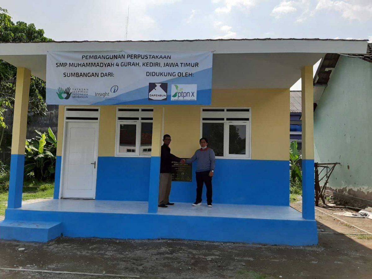 IMG-20200330-WA0037-1200×900-1.jpg Dukung Fasilitas Literasi Sekolah: YIIM, INSIGHT, dan DAPENBUN Bangun Gedung Perpustakaan SMP Muhammadiyah 4 Gurah Kediri