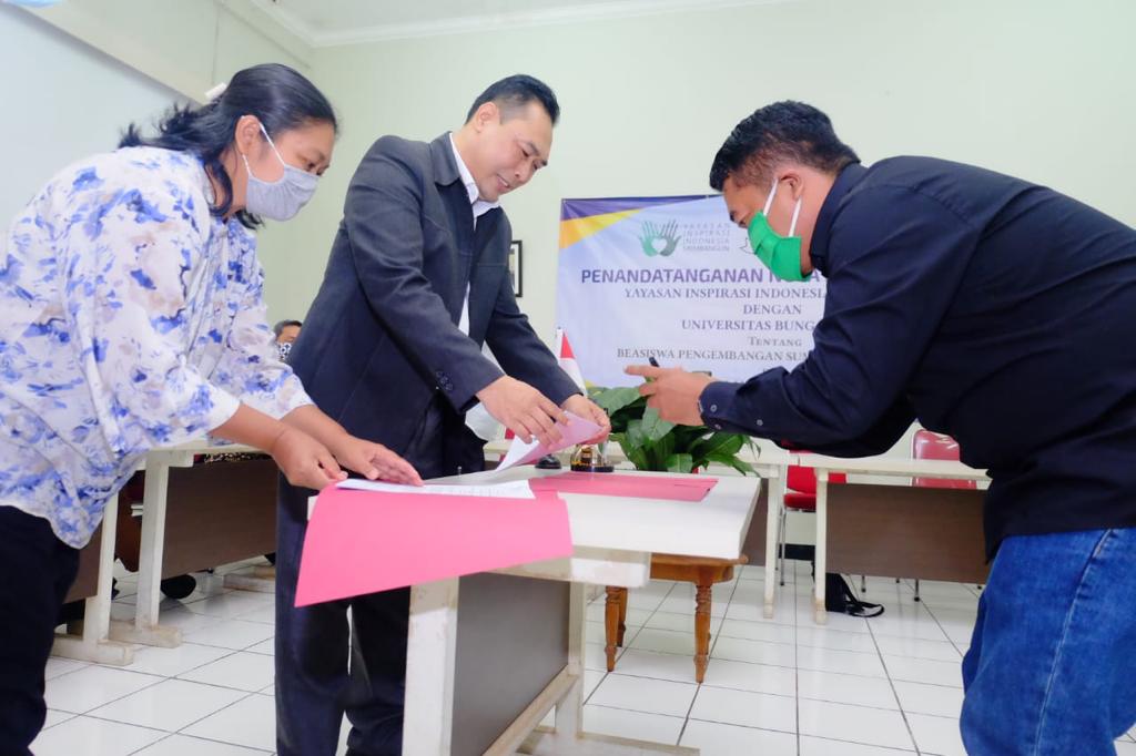 UBK Berikan Beasiswa Kuliah S1 untuk Alumni Pelatihan Barista dan Barbershop Binaan YIIM