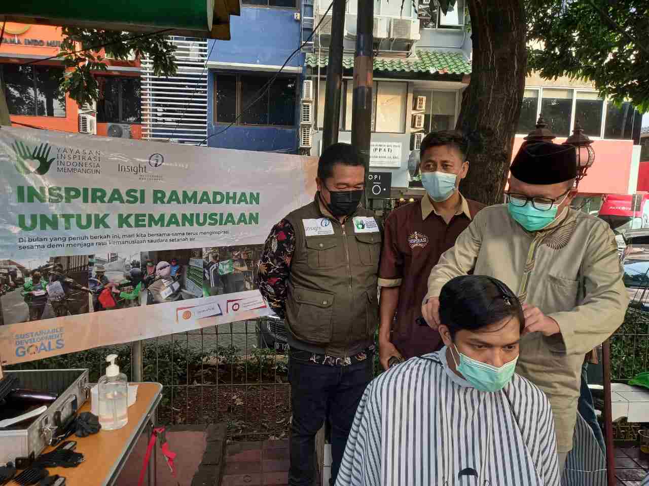 Penyaluran Paket Makanan dan Layanan Cukur Rambut Gratis bagi Warga Kampung Pemulung Pinang Ranti