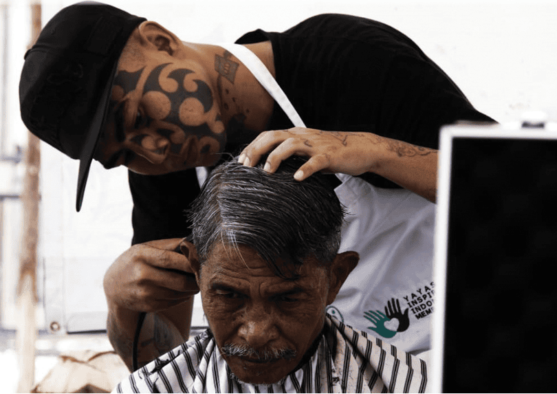 Peserta menerima pelatihan keterampilan potong rambut (barber)