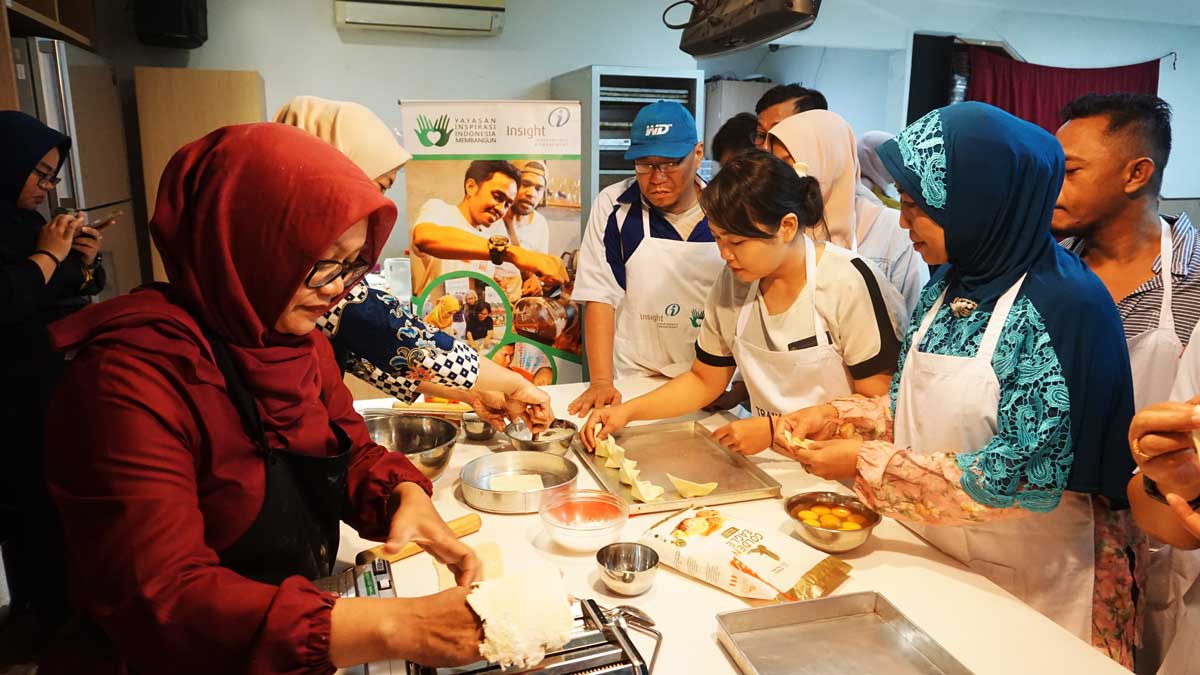 Suasaana-Dapur-Titan-Baking-Cikajang-dimana-peserta-pelatihan-diajarkan-untuk-membuat-krupuk-pangsit-1