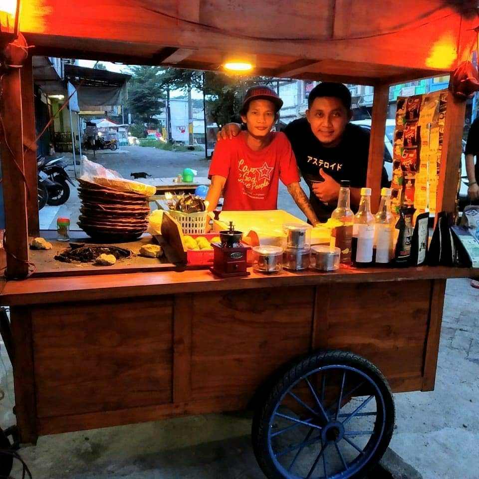 WIDY NOPHANZA EKA PUTRA: Anak Punk Alumni Kelas Kewirausahaan Barista Yang Kini Sukses Menjadi Barista dan Menempuh Pendidikan Tinggi