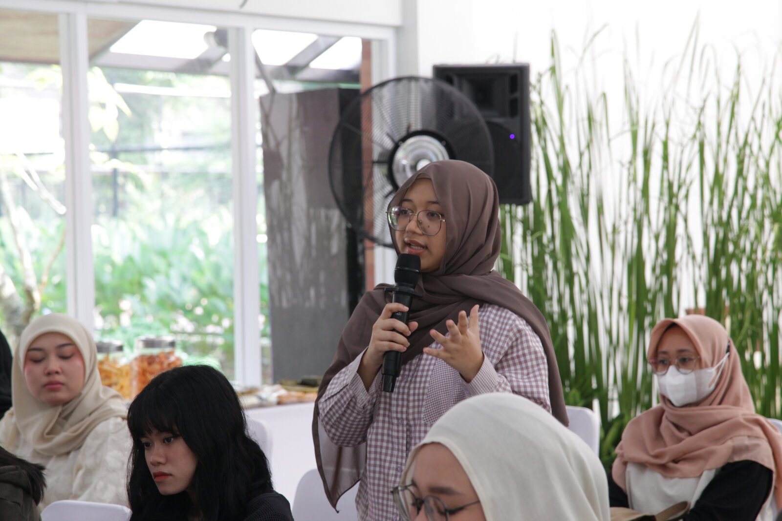 Sesi Tanya Jawab Interaktif Peserta Talkshow Less Trend More Impact Peserta talkshow memegang mikrofon mengajukan pertanyaan dalam sesi diskusi Festival Inspirasi 2026