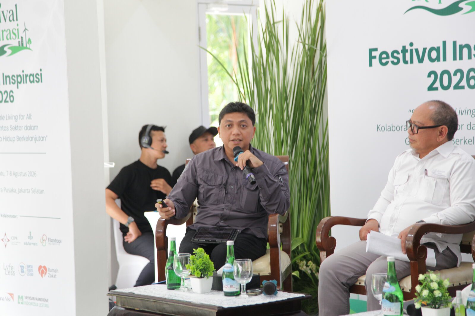 Pemaparan Kebijakan dan Tata Kelola Mangrove oleh Barnard Ceisaro Purba Barnard Ceisaro Purba menyampaikan materi tata kelola dan restorasi ekosistem mangrove pesisir