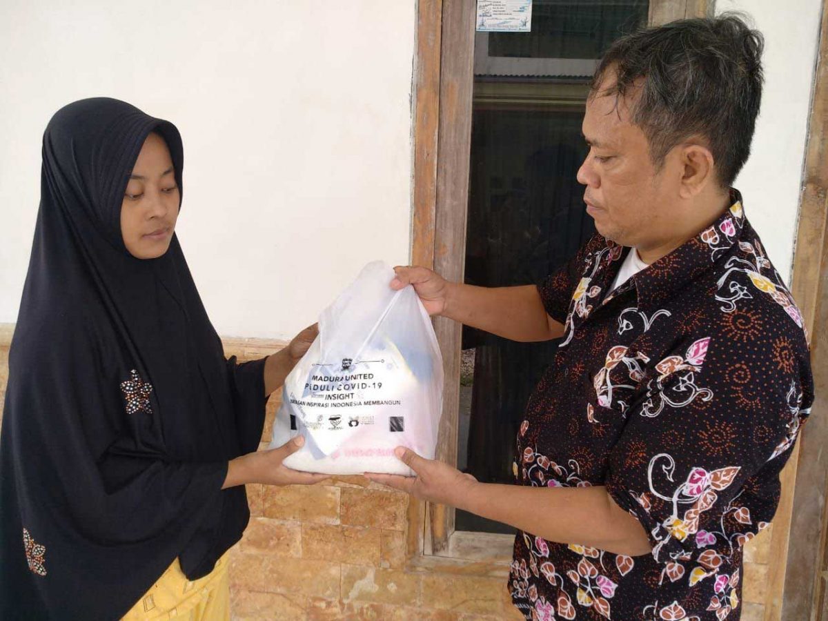 ccc105bc-6852-428f-b1ff-82d06af824a4-1-1200×900-1.jpg Sinergi Gotong Royong: YIIM dan INSIGHT Gandeng Madura United FC dan Yayasan Menemani Salurkan 2.500 Sembako dan Pangan Siap Santap